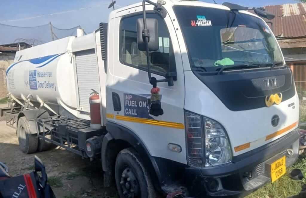 Sopore Police Seizes Oil Tanker Carrying 5,000 Litres of Petrol, Driver Arrested