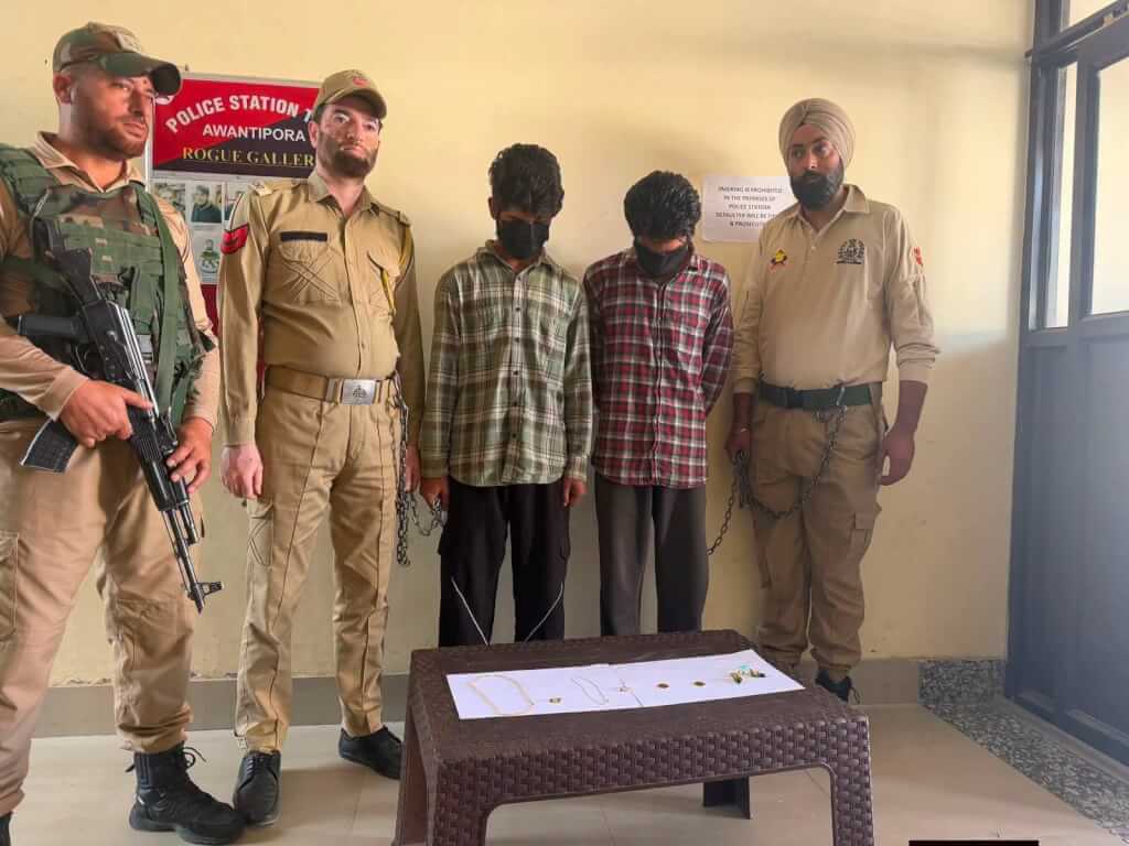 Tral Police Solve ₹12 Lakh Gold Theft Case, Two Accused Arrested; Stolen Ornaments Recovered