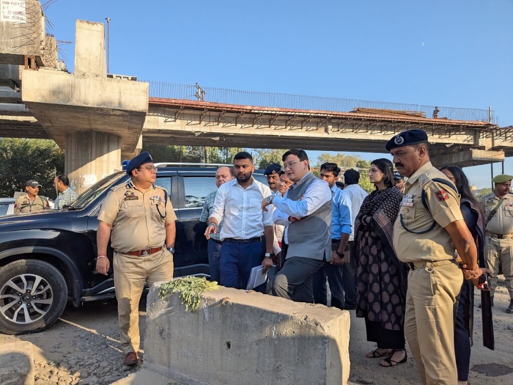 DC Jammu inspects major traffic chokepoints;Prioritizes pothole repairs, safer roads for two-wheelers and timely completion of flyovers