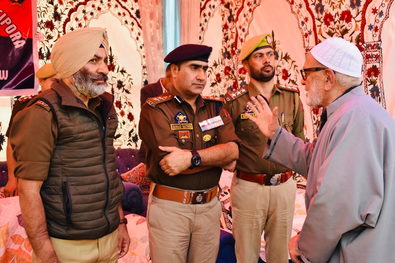 SSP Awantipora Chairs Thana Diwas at Khrew, Assures Prompt Redressal of Public Grievances